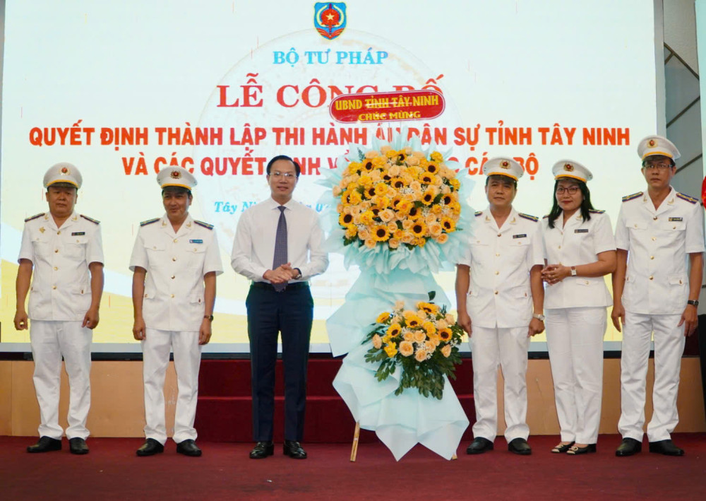 Ủy viên Ban Thường vụ Tỉnh ủy, Phó Chủ tịch UBND tỉnh – Đoàn Trung Kiên tặng hoa chúc mừng Thi hành án dân sự tỉnh Tây Ninh vừa thành lập