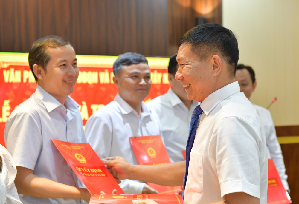 Chánh Văn phòng Đoàn đại biểu Quốc hội và HĐND tỉnh Phạm Trung Chánh trao quyết định bổ nhiệm lãnh đạo các phòng chuyên môn
