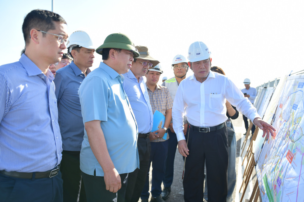 Bộ trưởng Bộ Xây dựng Trần Hồng Minh nghe các đơn vị liên quan báo cáo tiến độ dự án đường Vành đai 3 TP.HCM