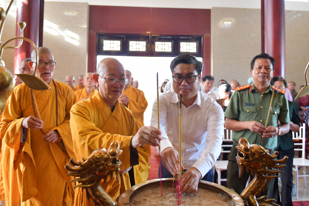 Các đại biểu dâng hương tưởng niệm Chủ tịch Hồ Chí Minh và các anh hùng liệt sĩ