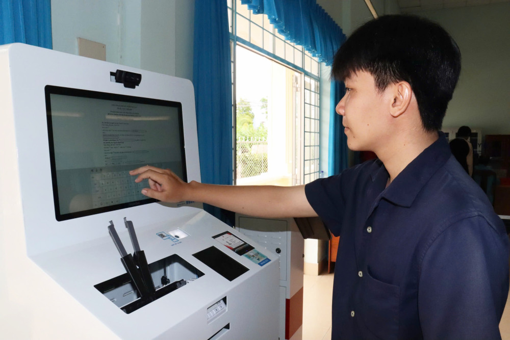 Người dân tra cứu thông tin những ngày đầu tỉnh mới đi vào hoạt động