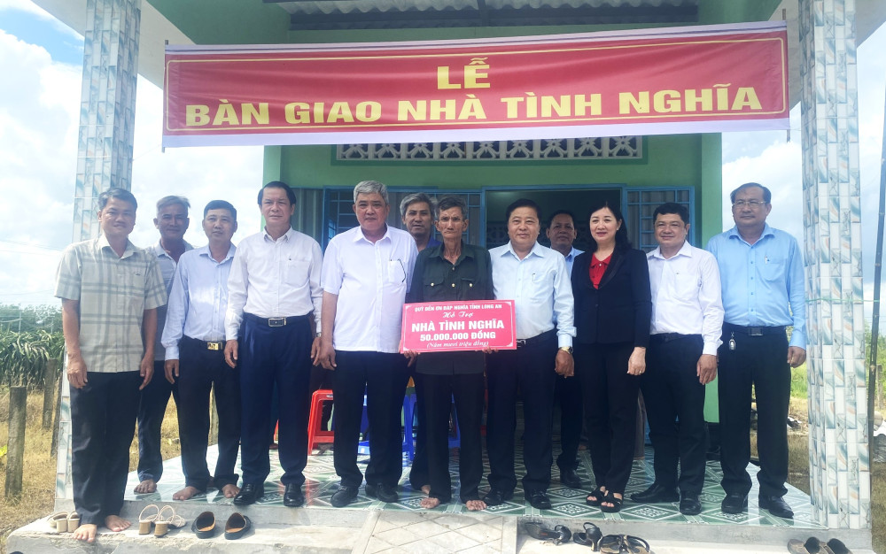 Chính quyền địa phương bàn giao nhà tình nghĩa