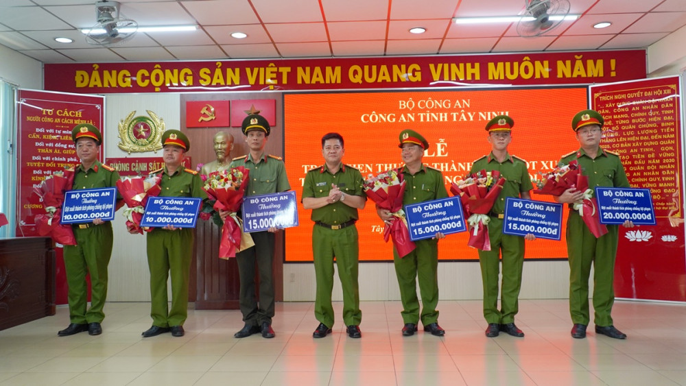 Khen thưởng các tập thể đạt thành tích trong phá án nhanh