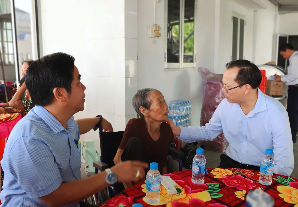 Ủy viên Ban Thường vụ Tỉnh ủy, Phó Chủ tịch UBND tỉnh Đoàn Trung Kiên cùng Đoàn công tác thăm hỏi, động viên các thương binh nặng Nhị Thành, xã Thủ Thừa
