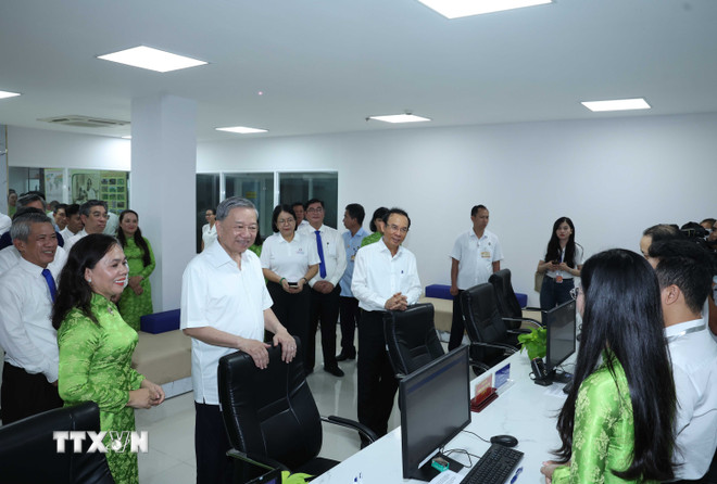 Tổng Bí thư Tô Lâm thăm, khảo sát thực tế tại Trung tâm dịch vụ hành chính công phường Xuân Hoà, Thành phố Hồ Chí Minh. (Ảnh: Thống Nhất/TTXVN)