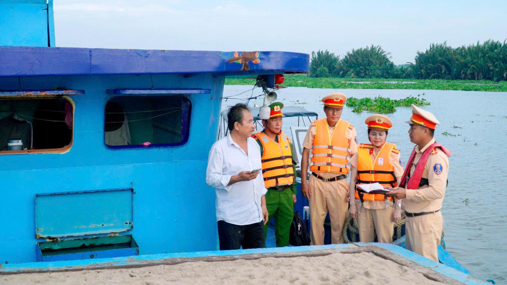 Lực lựơng Cảnh sát giao thông Công an tỉnh tăng cường kiểm tra, xử lý các vi phạm ở đường bộ lẫn đường thuỷ