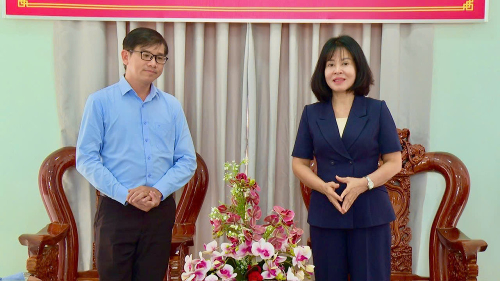 Ủy viên Ban Thường vụ Tỉnh ủy, Trưởng ban Tuyên giáo và Dân vận Tỉnh ủy Nguyễn Thị Xuân Hương cảm ơn những tình cảm tốt đẹp và sự gắn bó, đồng hành của Báo và phát thanh, truyền hình Tây Ninh đối với công tác tuyên giáo và dân vận của tỉnh