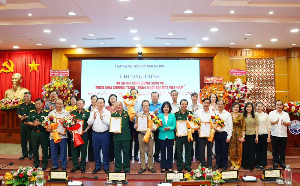 Trưởng ban Tuyên giáo và Dân vận Trung ương - Nguyễn Trọng Nghĩa và lãnh đạo tỉnh chụp ảnh lưu niệm cùng các đơn vị tài trợ