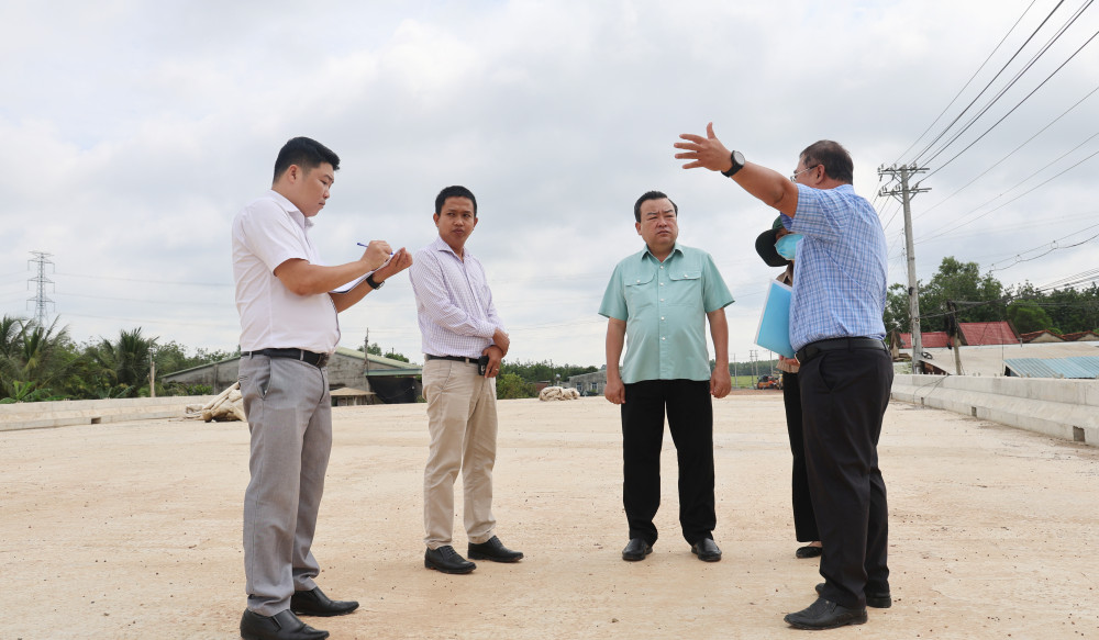 Trưởng Đoàn đại biểu Quốc hội tỉnh Tây Ninh - Phạm Hùng Thái khảo sát thực tế khu vực cầu Kênh Đông thuộc xã Hưng Thuận
