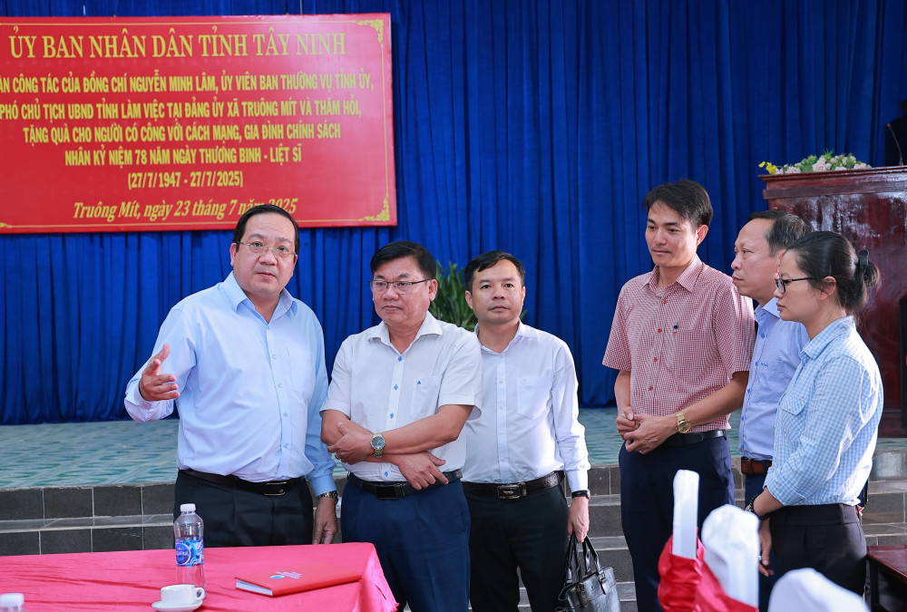 Ủy viên Ban Thường vụ Tỉnh ủy, Phó Chủ tịch UBND tỉnh Nguyễn Minh Lâm (bìa trái) trao đổi bên lề buổi làm việc với Đảng ủy xã Truông Mít và lãnh đạo sở, ban ngành tỉnh