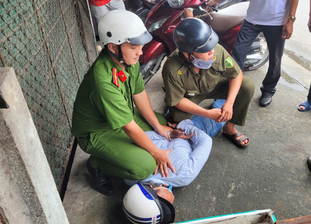 Cảnh sát khống chế đối tượng