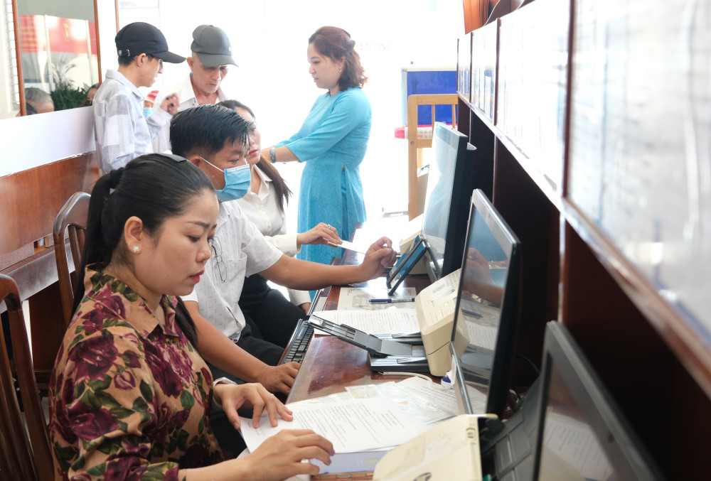 Cán bộ, công chức Trung tâm Phục vụ hành chính công phường Long An làm việc tích cực nhằm phục vụ tốt cho người dân
