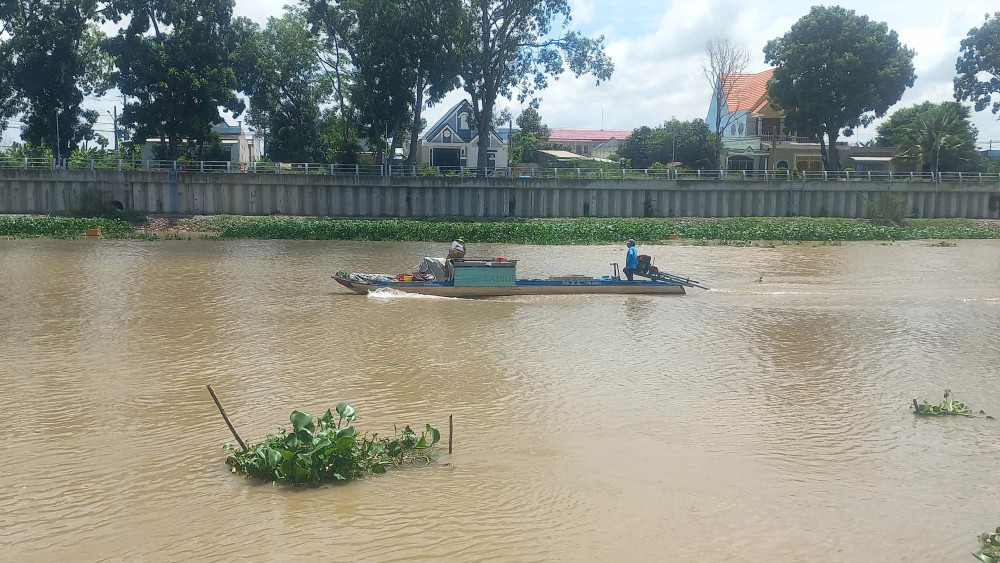 Nước lũ bắt đầu đổ về các địa phương vùng Đồng Tháp Mười của tỉnh