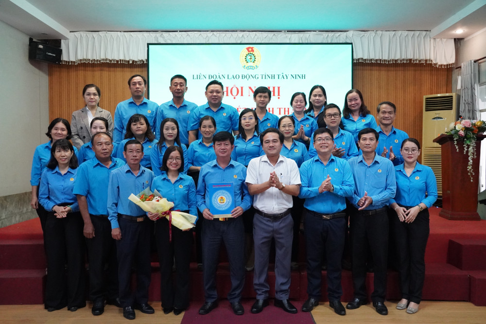 Phó Trưởng ban Tổ chức Tỉnh ủy - Võ Thanh Phong trao quyết định thành lập Liên đoàn Lao động tỉnh Tây Ninh 