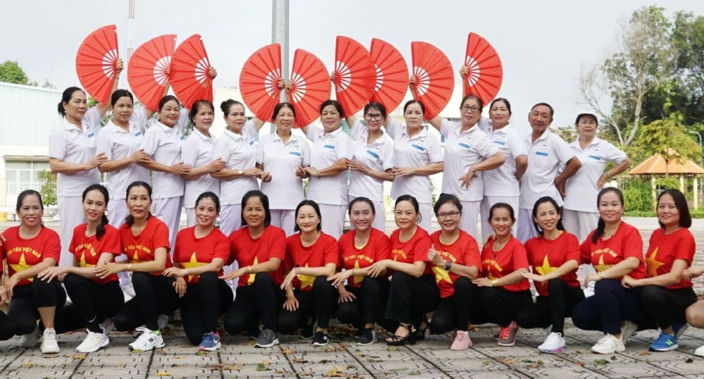 Ông Phan Huy Hoàn (hàng sau, thứ 2 từ phải qua) tích cực tham gia các hoạt động thể dục thể thao