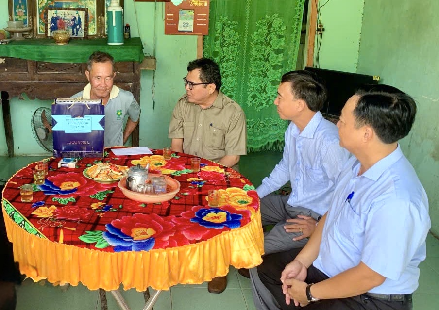 Ủy viên Ban Thường vụ Tỉnh ủy, Trưởng ban Nội chính Tỉnh ủy Trương Nhật Quang thăm hỏi gia đình chính sách tại xã Tuyên Thạnh