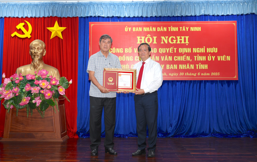Quyền Chủ tịch UBND tỉnh - Nguyễn Hồng Thanh trao quyết định nghỉ hưu và bằng khen cho Phó Chủ tịch UBND tỉnh - Trần Văn Chiến