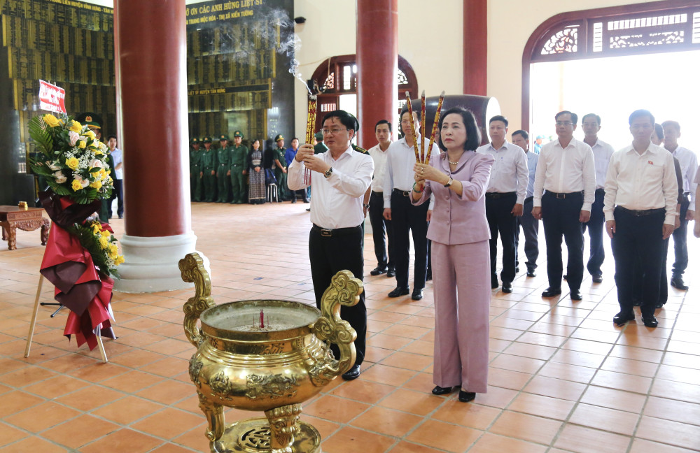 Đoàn công tác Trung ương, tỉnh Tây Ninh thắp hương tại Đền Long Khốt