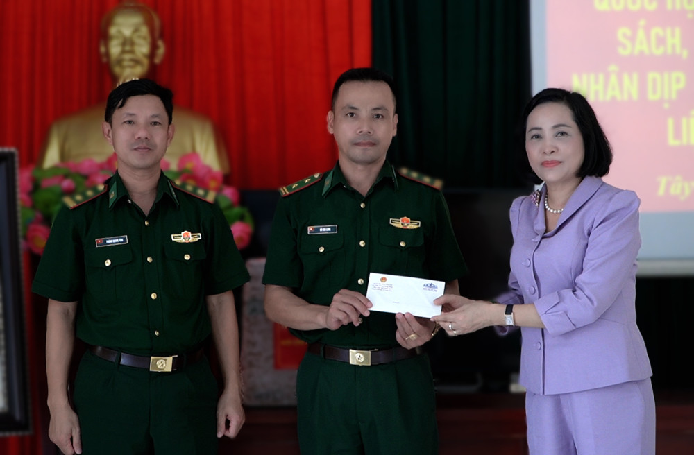 Ủy viên Ban Chấp hành Trung ương Đảng, Phó Chủ tịch Quốc hội Nguyễn Thị Thanh tặng quà cho Đồn Biên phòng Long Khốt