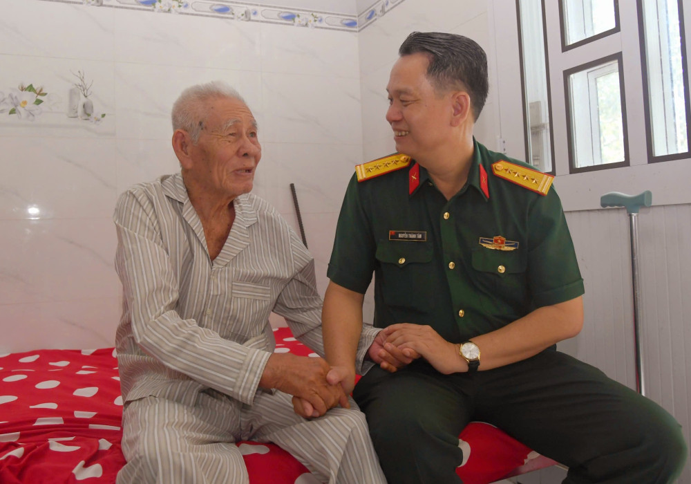 Đại tá Nguyễn Thành Tâm - Chỉ huy trưởng Bộ Chỉ huy Quân sự tỉnh, thăm hỏi, động viên ông Nguyễn Văn Nhựt, thương binh hạng 1/4, ở xã Khánh Hưng, tỉnh Tây Ninh