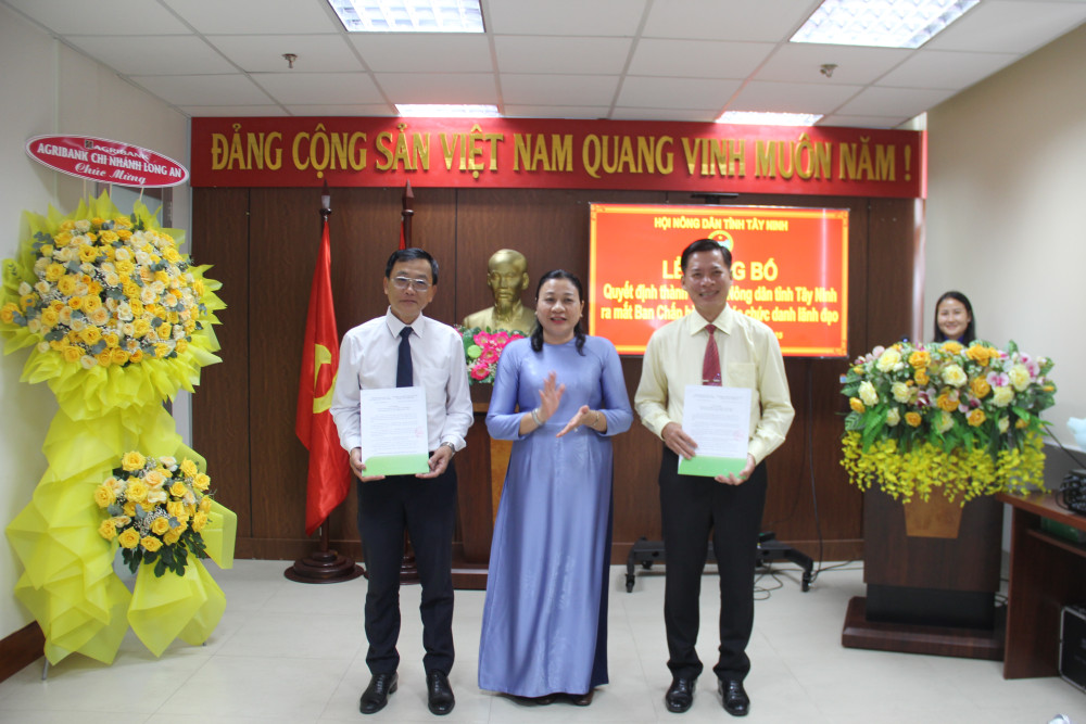 Chủ tịch Hội Nông dân tỉnh Tây Ninh - Lê Thị Ngọc Yến trao quyết định cho các cán bộ trong Ủy ban Kiểm tra