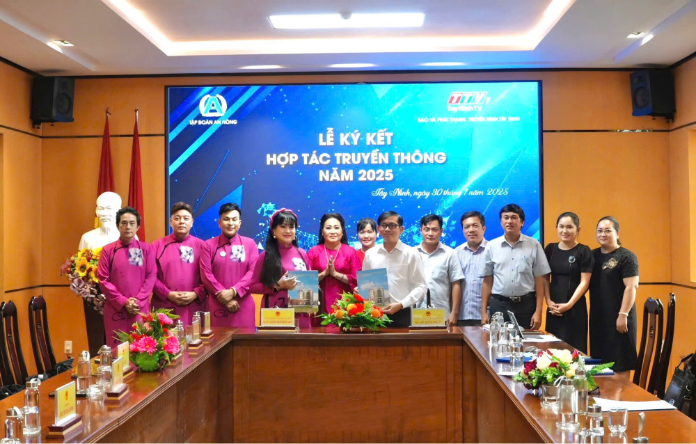 Lãnh đạo 2 đơn vị ký kết hợp tác 