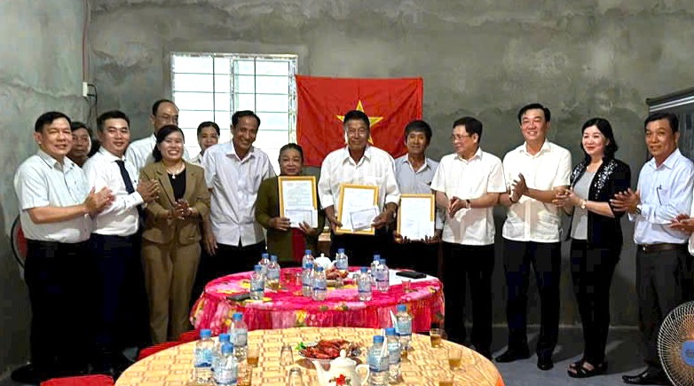 Tại tỉnh Long An (cũ), chỉ trong thời gian ngắn, 328 ngôi nhà của các gia đình chính sách, người có công với cách mạng đang xuống cấp đã được thay thế bằng những căn nhà kiên cố, khang trang, sạch đẹp