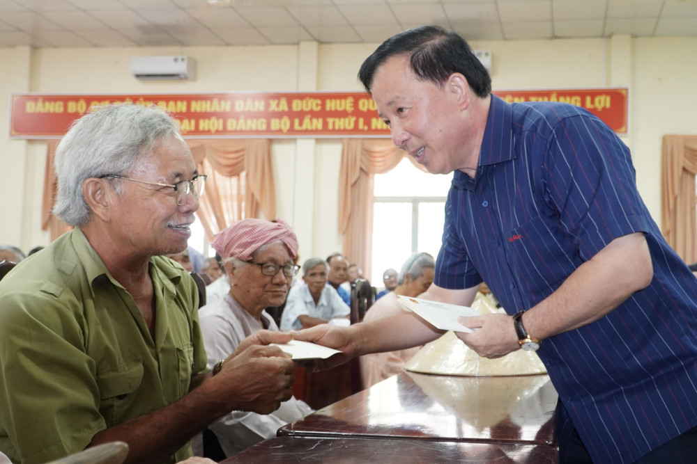 Phó Bí thư Tỉnh ủy, Chủ tịch UBND tỉnh Tây Ninh Nguyễn Văn Út tận tay trao quà các hộ gia đình chính sách