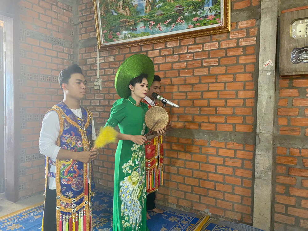 Nghệ nhân Ưu tú UNESCO - Nghệ thuật múa bóng rỗi dân gian cổ truyền Nam Bộ - Huỳnh Hoa (giữa) hát bóng rỗi