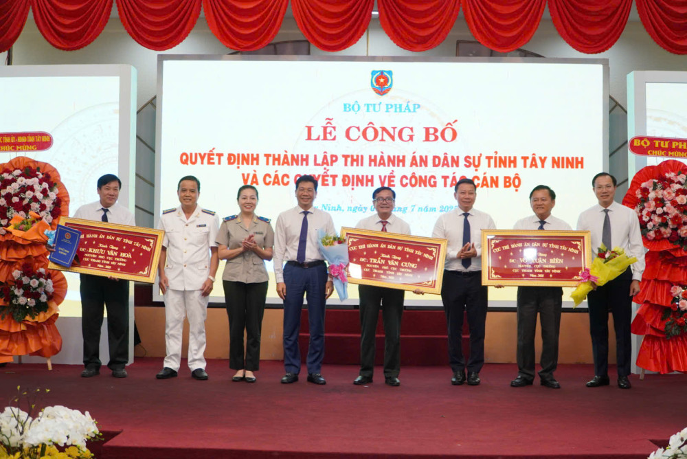 Lãnh đạo Bộ Tư pháp tỉnh Tây Ninh tặng quà cho các đồng chí nghỉ hưu trước tuổi