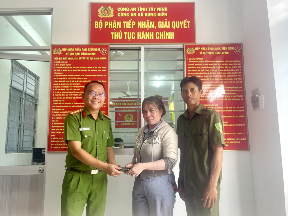 Công an xã Hưng Điền trao trả tài sản cho người đánh rơi