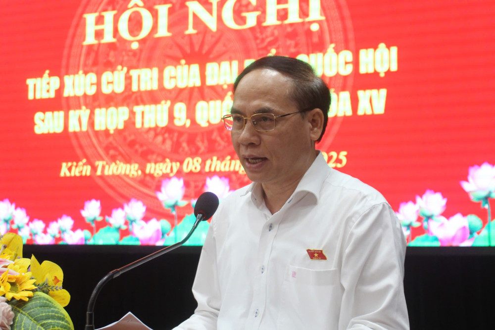 Phó Chủ nhiệm Ủy ban Pháp luật và Tư pháp của Quốc hội – Hoàng Văn Liên phát biểu tại hội nghị