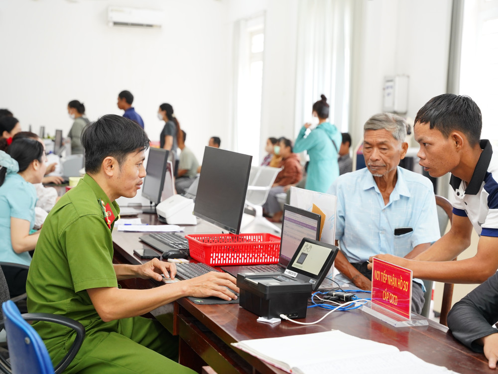 Giao dịch hành chính tại Trung tâm Phục vụ hành chính công phường Tân Ninh