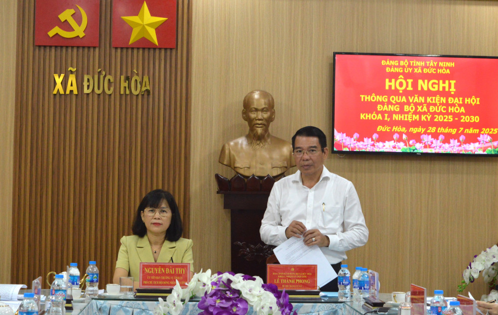 Bí thư Đảng ủy xã Đức Hòa Lê Thành Phong báo cáo công tác chuẩn bị Đại hội Đảng bộ xã khóa I, nhiệm kỳ 2025-2030