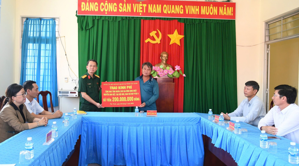 Trao kinh phí xây dựng nhà tình nghĩa cho gia đình binh nhất Nguyễn Anh Kiệt - Đại đội Bộ binh 9, Ban Chỉ huy Phòng thủ khu vực 4 – Tân Thạnh