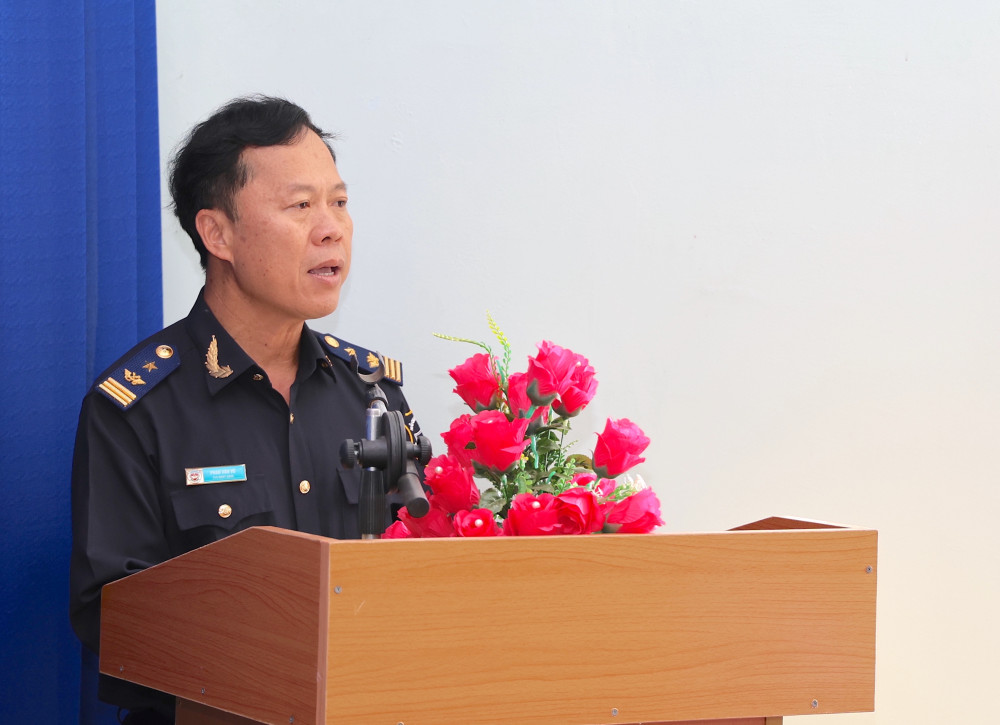 Phó Chi cục trưởng Chi cục Hải quan khu vực XVII Phan Văn Vũ phát biểu chỉ đạo