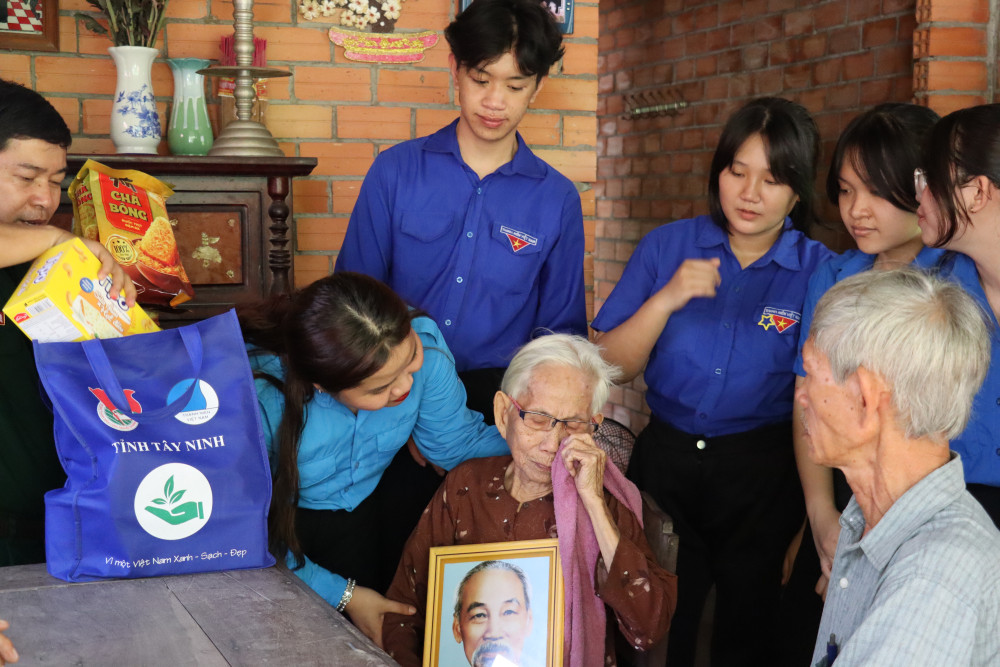 Cụ Ánh xúc động khi được các bạn trẻ đến thăm 