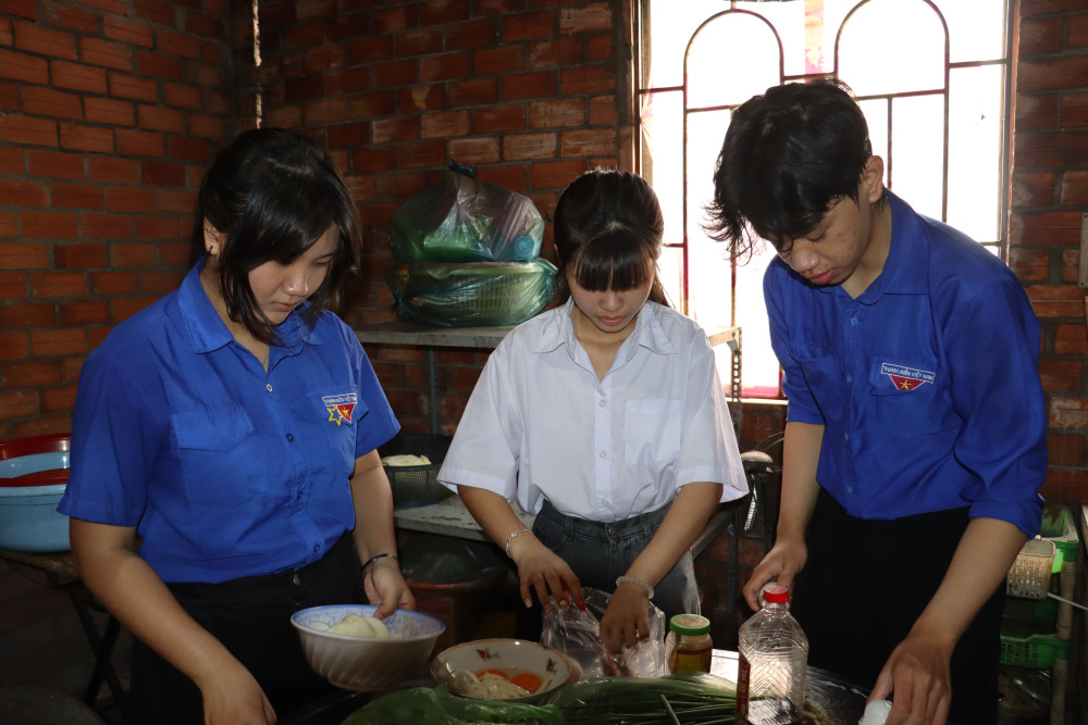 Các bạn đoàn viên, thanh niên nấu bữa cơm tri ân