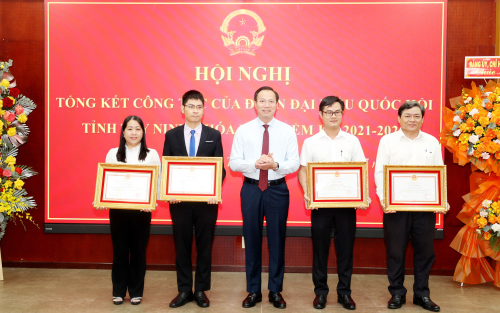Phó Chủ tịch UBND tỉnh Tây Ninh - Đoàn Trung Kiên tặng Bằng khen cho các cá nhân