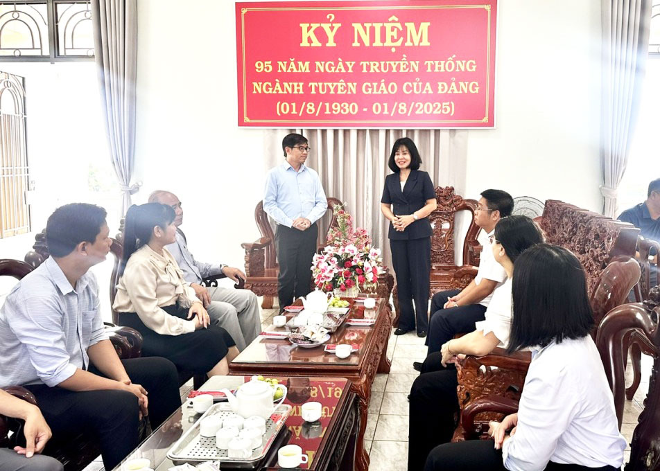 Tổng Biên tập Báo và phát thanh, truyền hình Tây Ninh Lê Hồng Phước chúc mừng tập thể Ban Tuyên giáo và Dân vận Tỉnh ủy nhân ngày truyền thống của ngành