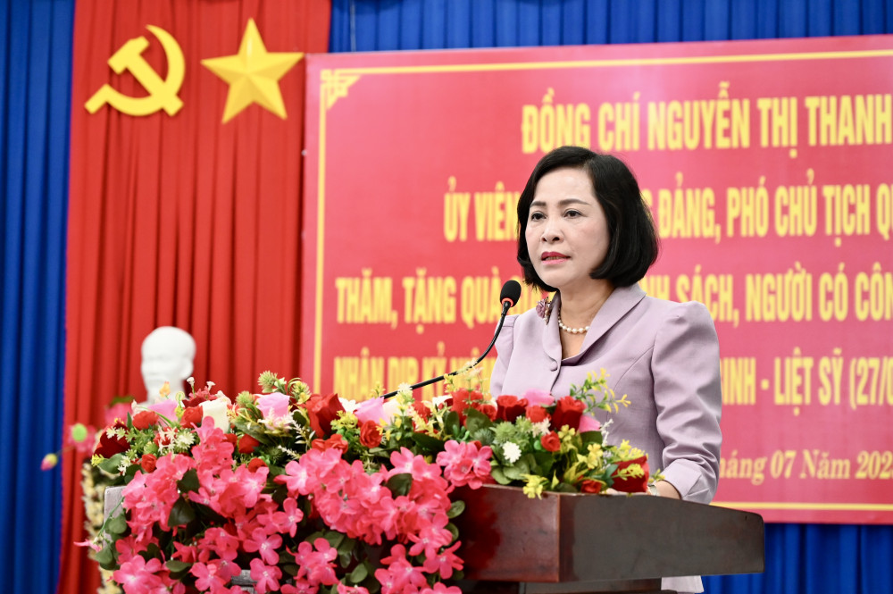 Ủy viên Trung ương Đảng, Phó Chủ tịch Quốc hội Nguyễn Thị Thanh phát biểu tại buổi trao quà