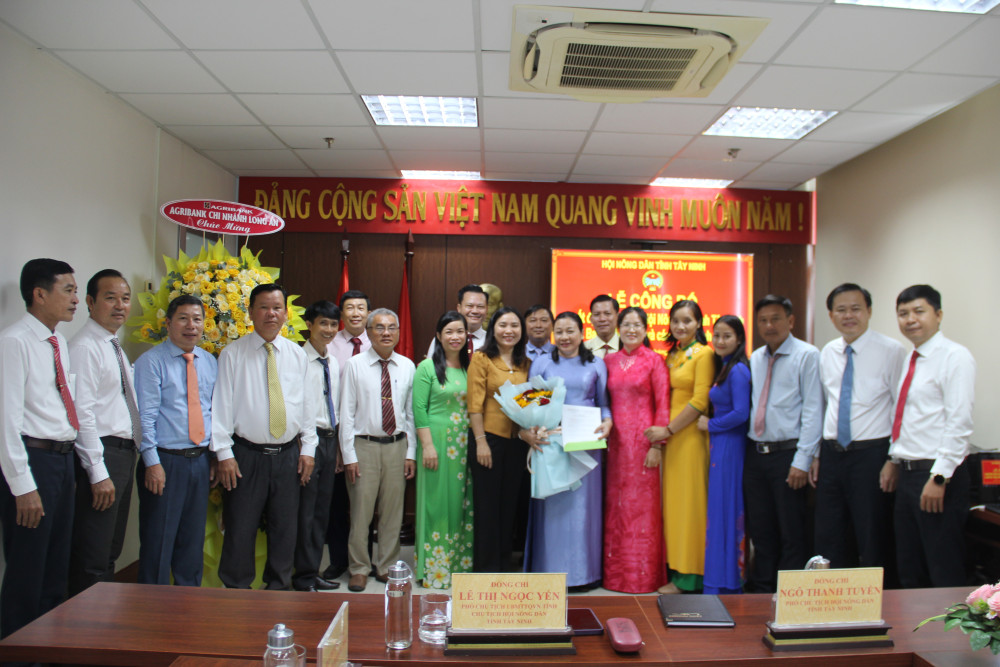 Phó Chủ tịch UBMTTQ Việt Nam tỉnh Tây Ninh - Lê Thị Cẩm Tú trao quyết định thành lập Hội Nông dân tỉnh Tây Ninh