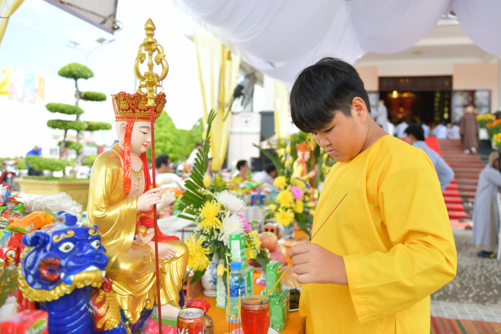 Phật tử chuẩn bị cho nghi thức cúng chúc thực