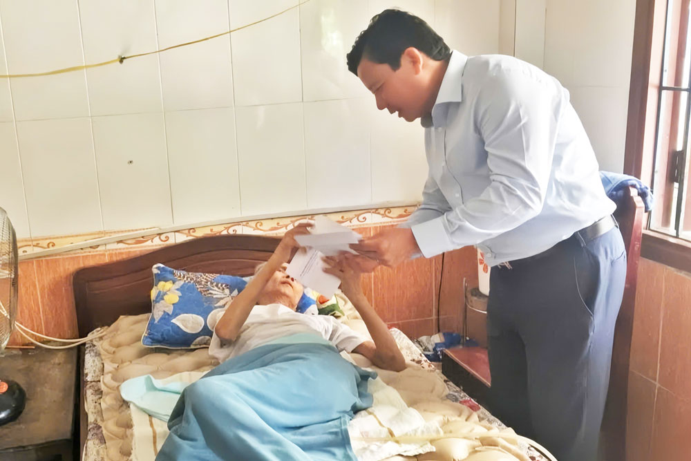 Phó Chủ tịch UBND tỉnh Phạm Tấn Hòa thăm hỏi, động viên, tặng quà các thương binh nặng tại Trung tâm điều dưỡng Thương binh và Người có công Long Đất