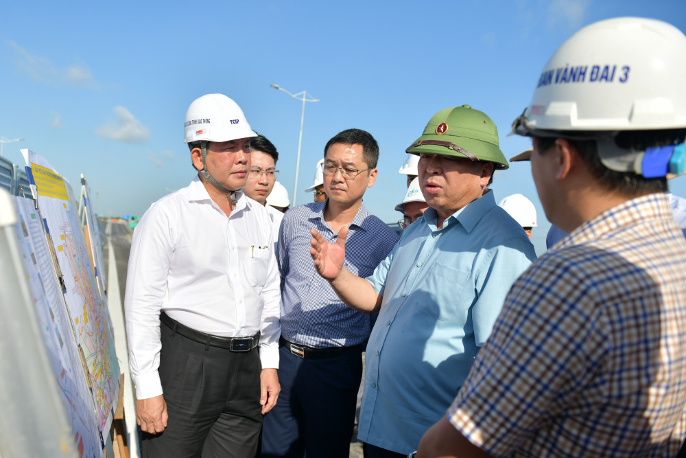 Bộ trưởng Bộ Xây dựng Trần Hồng Minh trực tiếp kiểm tra, chỉ đạo tại công trường