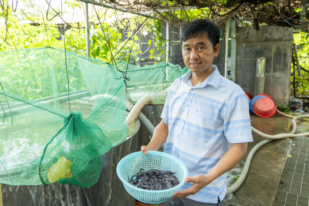 Anh Liêm với cá giống (Ảnh: Duy Hiển)