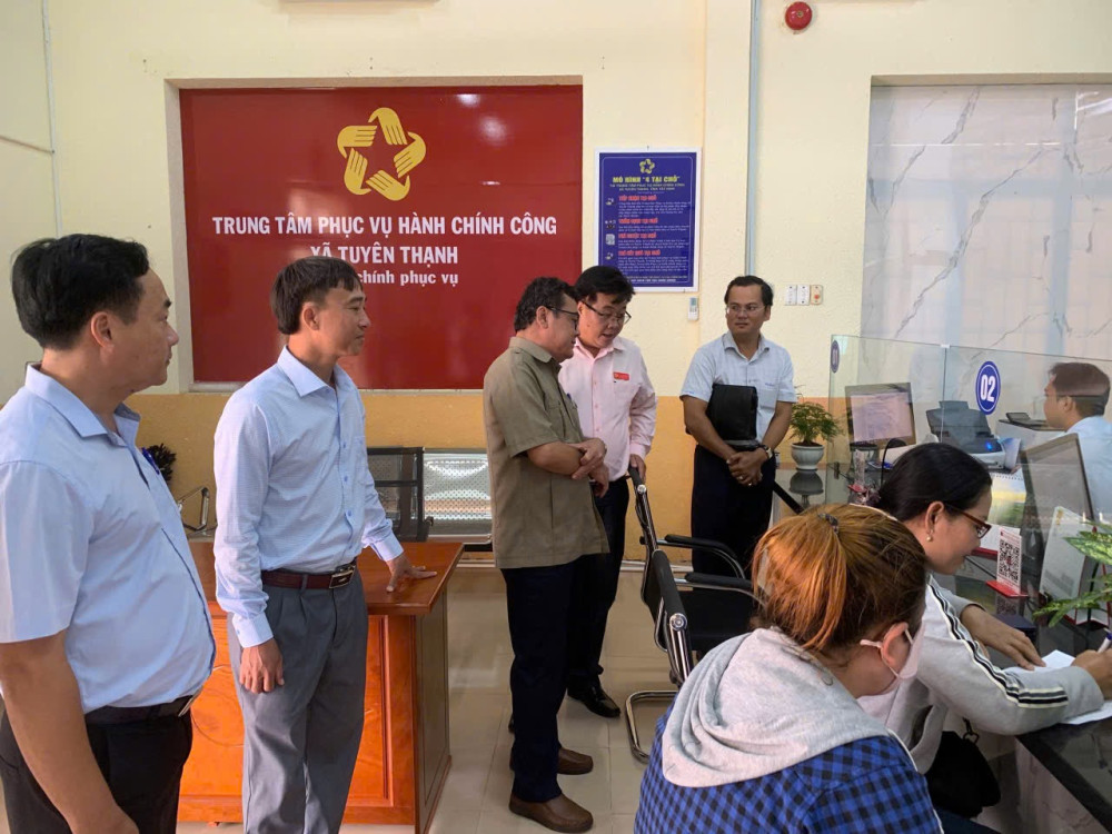 Ủy viên Ban Thường vụ Tỉnh ủy, Trưởng ban Nội chính Tỉnh ủy Trương Nhật Quang kiểm tra trực tiếp Trung tâm Phục vụ hành chính công xã Tuyên Thạnh