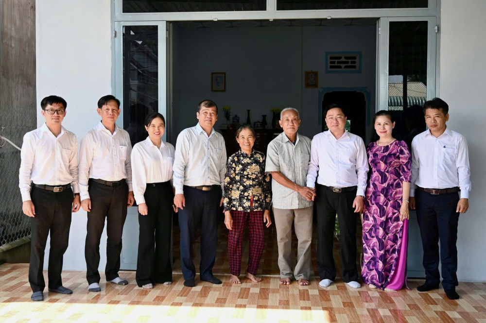 Bí thư Tỉnh ủy Nguyễn Văn Quyết cùng Đoàn công tác đến thăm, tặng quà cho gia đình chính sách