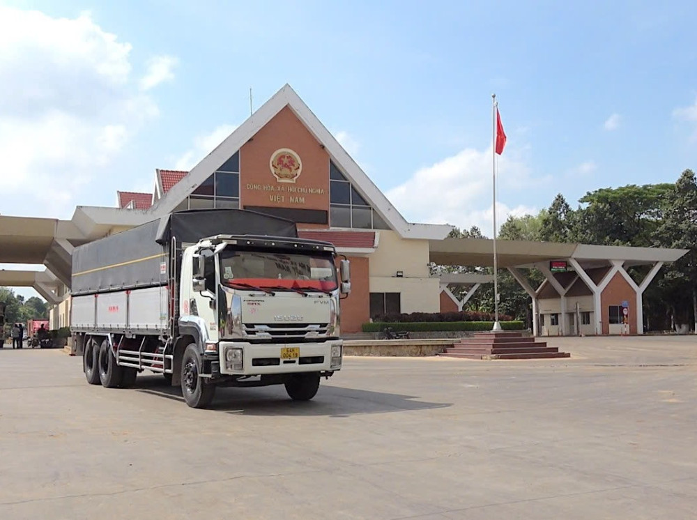 Các phương tiện lưu thông qua Cửa khẩu quốc tế Xa Mát