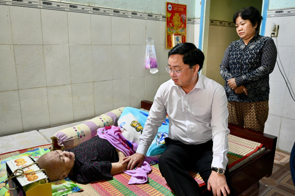 Bí thư Tỉnh ủy Nguyễn Văn Quyết đến thăm gia đình chính sách